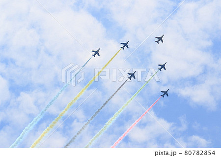 デルタ隊形でスモークを引くブルーインパルス　カラースモーク 80782854