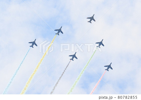 デルタ隊形でスモークを引くブルーインパルス カラースモーク デルタ隊形でスモークを引くブルーインパルス カラースモーク 80782855