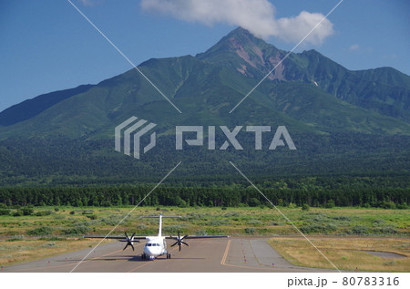 利尻空港に着いた飛行機 80783316