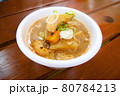 屋外で食べるあんこう汁 80784213