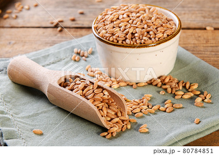 Wholegrain uncooked raw spelt farro in bowl on the wooden background Wholegrain uncooked raw spelt farro in bowl on the wooden background 80784851