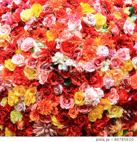 薔薇や菊などを束ねた大きく綺麗な花玉の写真素材