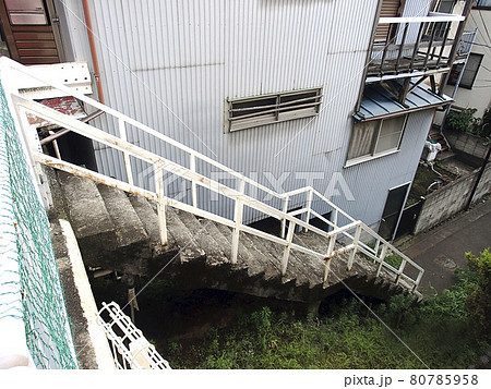 住宅街の急な細い階段 住宅街の急な細い階段 80785958
