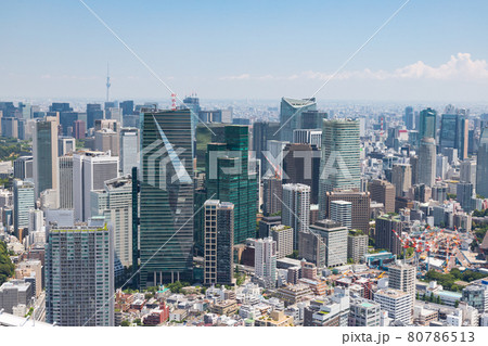 青空を背景に六本木から見た墨田区、千葉方面の風景 80786513