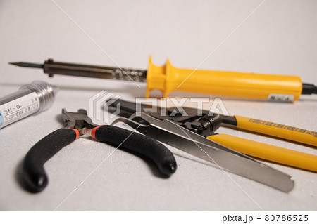 電子工作用の工具類(ハンダこて、ピンセット、ワイヤーストリッパー、ニッパー) 電子工作用の工具類(ハンダこて、ピンセット、ワイヤーストリッパー、ニッパー) 80786525