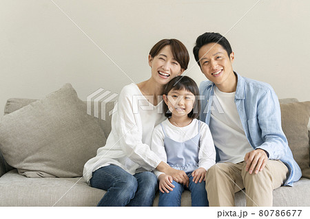 3人家族 両親と小学校低学年の女の子 3人家族 両親と小学校低学年の女の子 80786677