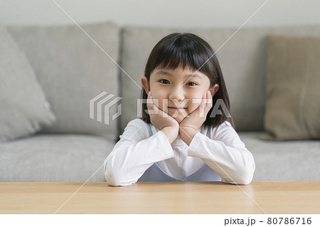 8才の女の子 カメラ目線 ポートレートの写真素材