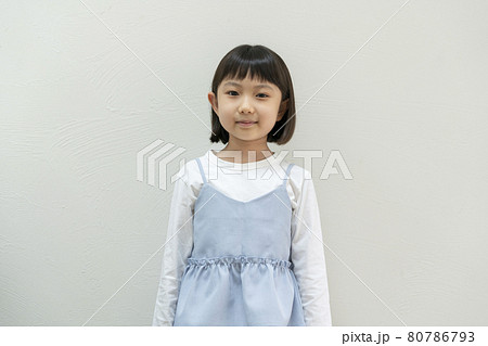 8歳の女の子 カメラ目線 ポートレート 8歳の女の子 カメラ目線 ポートレート 80786793