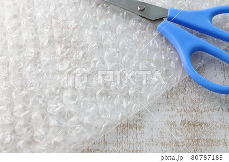 気泡緩衝材とはさみ 80787183