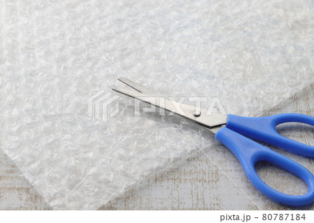 気泡緩衝材とはさみ 80787184