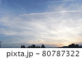 夕焼け空と飛行機雲 80787322