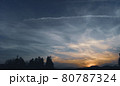 夕焼け空と飛行機雲 80787324