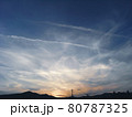夕焼け空と飛行機雲 80787325