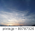 夕焼け空と飛行機雲 80787326