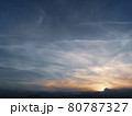 夕焼け空と飛行機雲 80787327