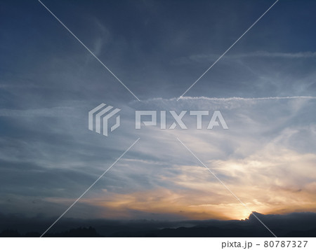 夕焼け空と飛行機雲 80787327