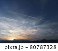 夕焼け空と飛行機雲 80787328