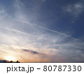 夕焼け空と飛行機雲 80787330