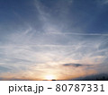 夕焼け空と飛行機雲 80787331