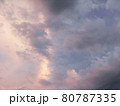 夕日に染まる雲 80787335