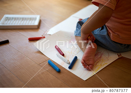 クレヨン・お絵かき・幼児・地べた・フローリング・画用紙 クレヨン・お絵かき・幼児・地べた・フローリング・画用紙 80787377