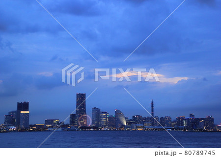 夏の夕方　横浜みなとみらい 80789745