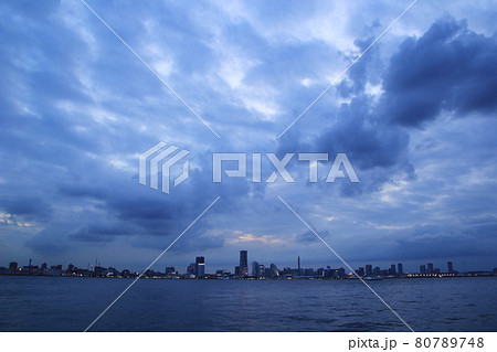 大黒ふ頭から横浜みなとみらい方面 80789748