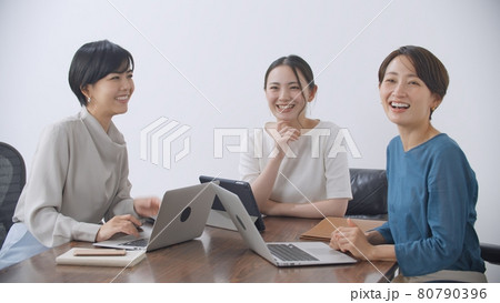 ビジネスウーマン  ミーティング　チーム 80790396