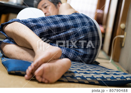 シニア男性　昼寝　のんびり 80790488