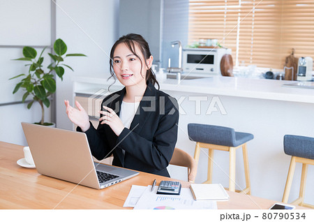 対面で訪問営業を行う女性 80790534