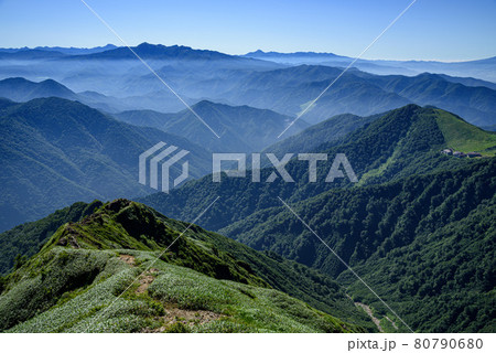夏の朝霧と谷川岳西黒尾根 80790680