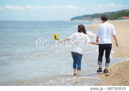 手を繋いで寄り添うカップル 手を繋いで寄り添うカップル 80792610