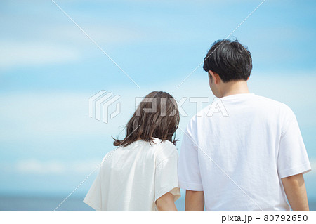 手を繋いで寄り添うカップル 80792650