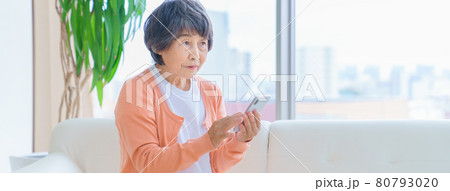 スマホを使うシニア女性 80793020