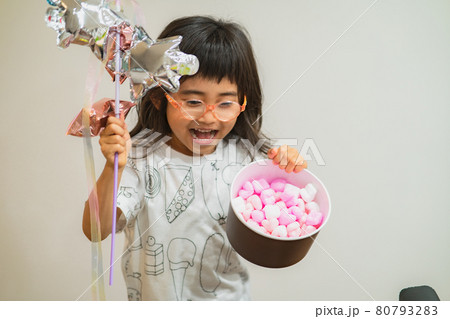 子供　女の子　ポートレート 80793283