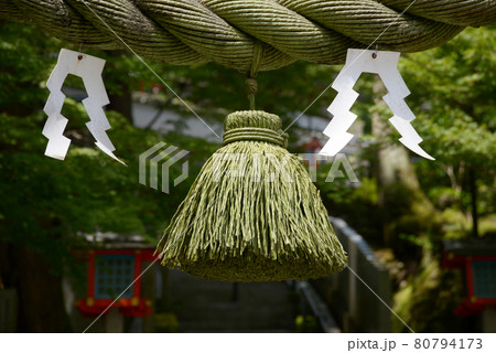 霊山寺　鳥居のしめ縄　奈良県奈良市 80794173