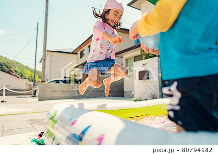 プール　夏休み　水遊び 80794182