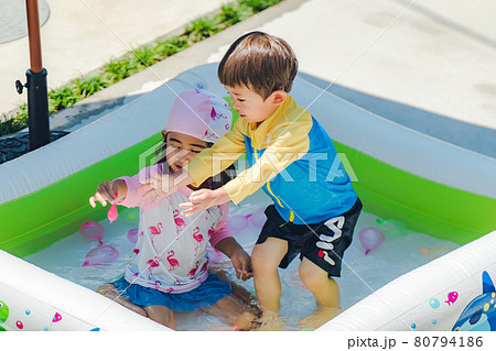 プール　夏休み　水遊び 80794186