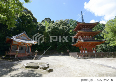 霊山寺　行者堂と三重塔　奈良県奈良市 80794216