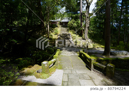霊山寺 石橋と本堂参道 奈良県奈良市 霊山寺 石橋と本堂参道 奈良県奈良市 80794224