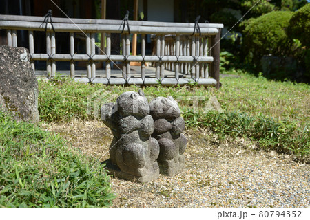 霊山寺　本山寺務所前のリス像　奈良県奈良市 80794352