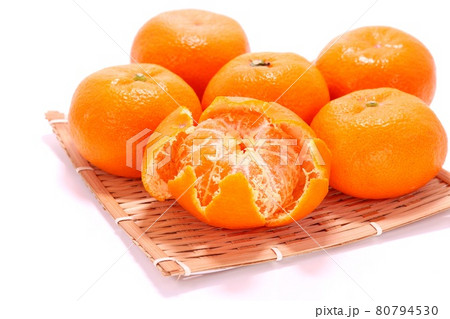 三ケ日みかん 青島みかん 静岡県産 扁平な実 剥いたところ 白い筋 明るい背景 三ケ日みかん 青島みかん 静岡県産 扁平な実 剥いたところ 白い筋 明るい背景 80794530