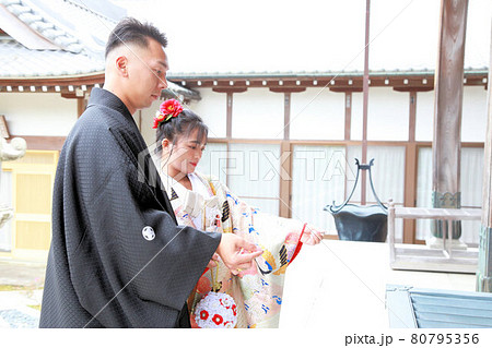 和装ウエディングフォトウエディング打掛と紋付袴の花嫁花婿、神社仏閣ロケーション撮影 和装ウエディングフォトウエディング打掛と紋付袴の花嫁花婿、神社仏閣ロケーション撮影 80795356
