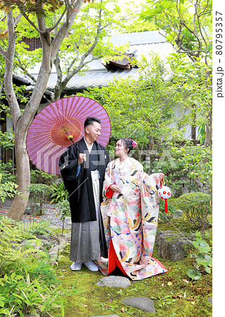 和装ウエディングフォトウエディング打掛と紋付袴の花嫁花婿、神社仏閣ロケーション撮影 和装ウエディングフォトウエディング打掛と紋付袴の花嫁花婿、神社仏閣ロケーション撮影 80795357