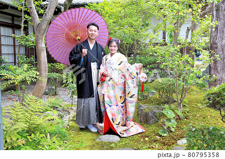 和装ウエディングフォトウエディング打掛と紋付袴の花嫁花婿、神社仏閣ロケーション撮影 80795358