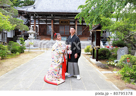 和装ウエディングフォトウエディング打掛と紋付袴の花嫁花婿、神社仏閣ロケーション撮影 80795378