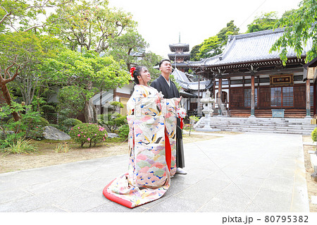 和装ウエディングフォトウエディング打掛と紋付袴の花嫁花婿、神社仏閣ロケーション撮影 80795382