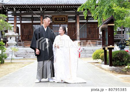 和装ウエディングフォトウエディング打掛と紋付袴の花嫁花婿、神社仏閣ロケーション撮影 和装ウエディングフォトウエディング打掛と紋付袴の花嫁花婿、神社仏閣ロケーション撮影 80795385