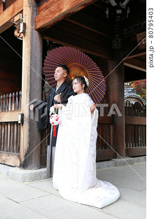 和装ウエディングフォトウエディング打掛と紋付袴の花嫁花婿、神社仏閣ロケーション撮影 80795403