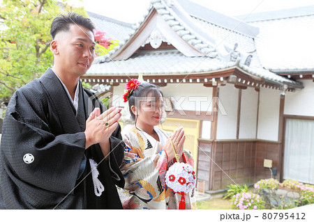 和装ウエディングフォトウエディング打掛と紋付袴の花嫁花婿、神社仏閣ロケーション撮影 和装ウエディングフォトウエディング打掛と紋付袴の花嫁花婿、神社仏閣ロケーション撮影 80795412